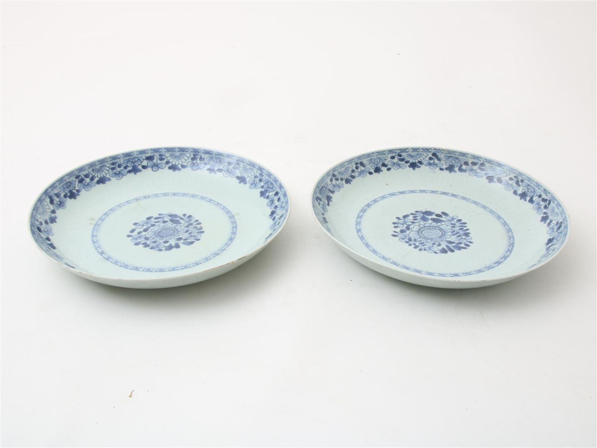 Set of Qianlong dishes decorated with flowers, diameter: 29 cm. (chip and hairline) - Image 2 of 9