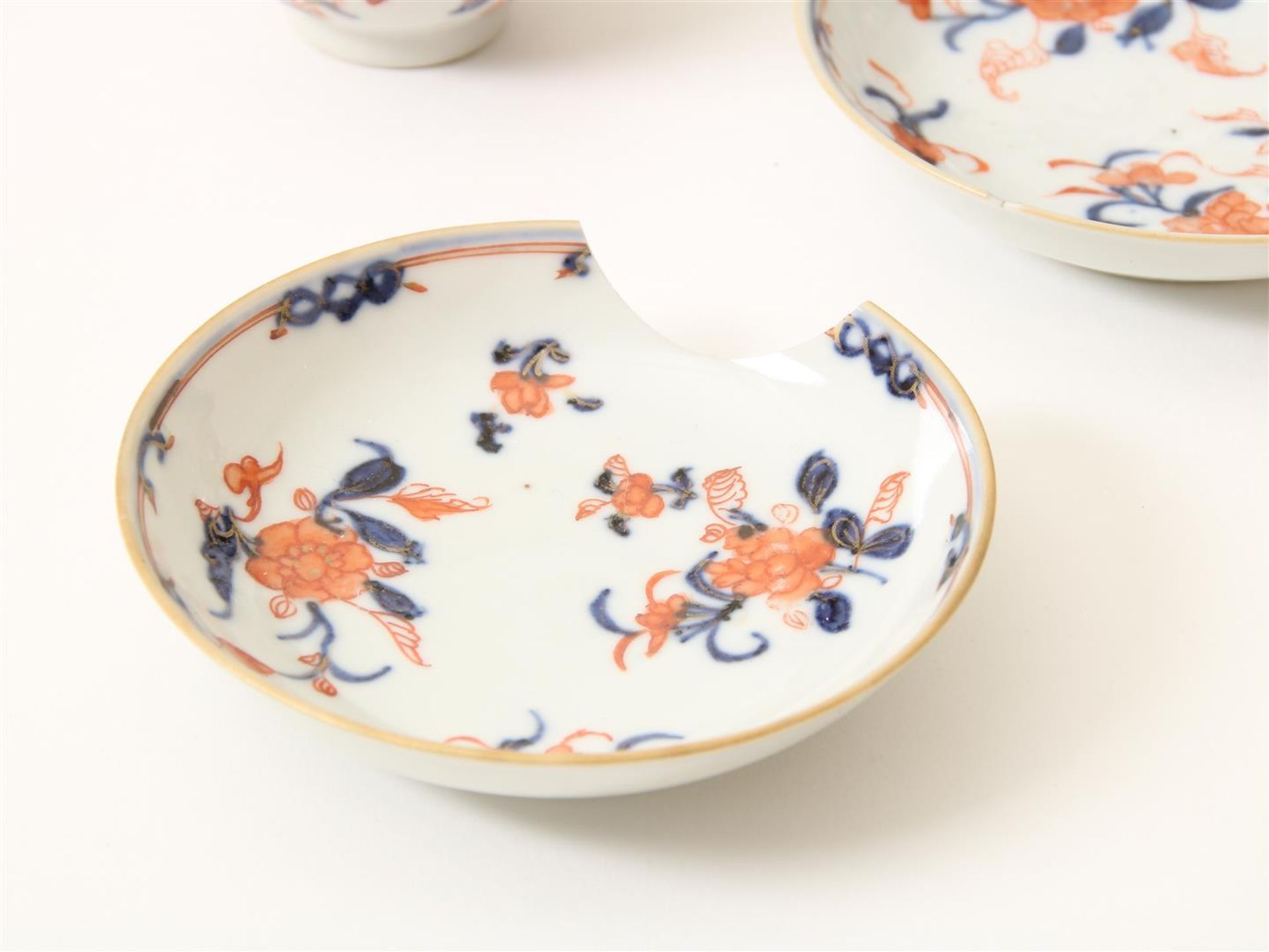 Series of 5 Qianlong cups and saucers with flower decor, China 18th century (3 saucers and 1 cup - Image 5 of 6