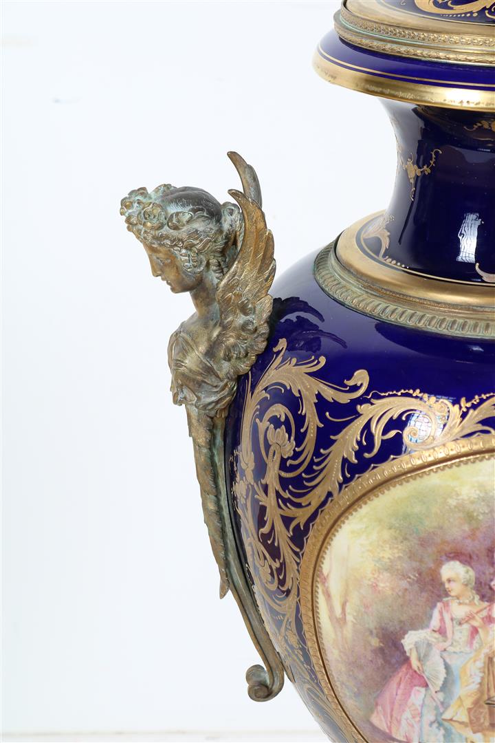 Porcelain Sevres urn vase with fixed lid, double painted decor of romantic scene of figures in - Image 3 of 8