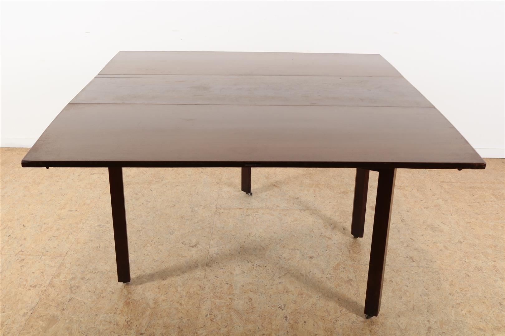 Mahogany drop-leaf table on block legs, 72 x 140 x 124 cm. (scratches on page) - Image 2 of 5