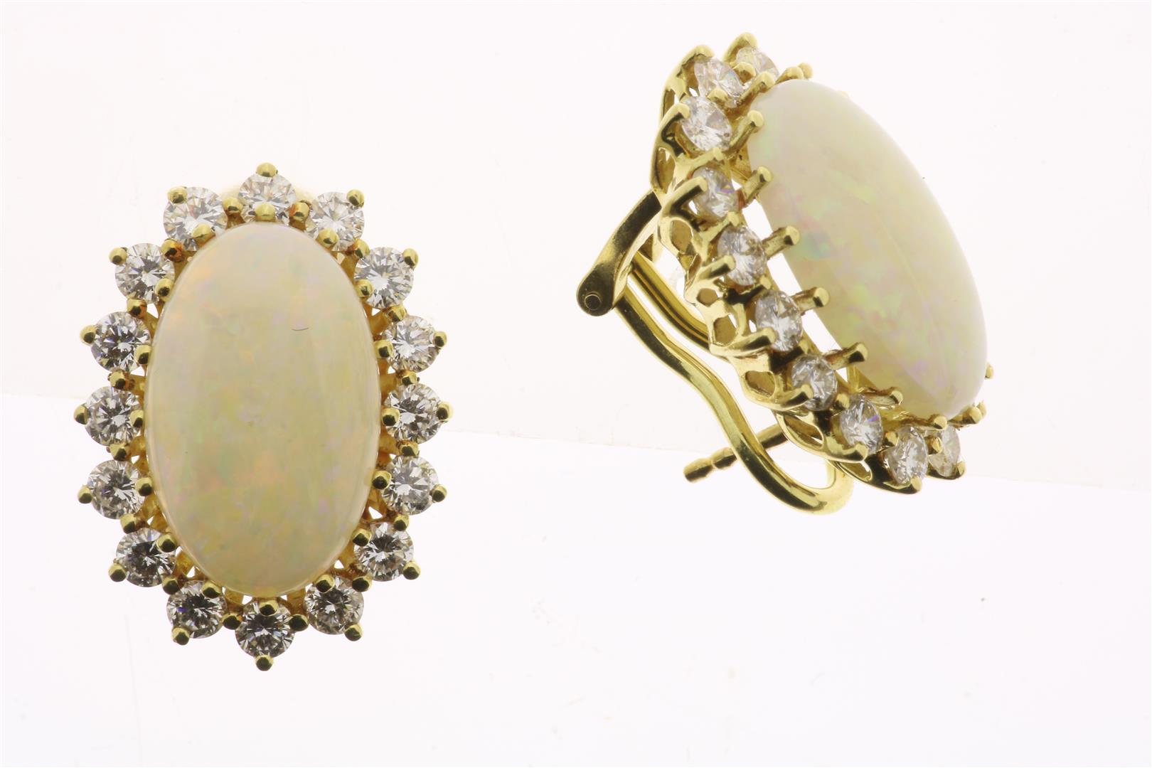 Yellow gold earrings set with opal and diamond, approximately 2 ct., G/H, VS, grade 750/000, gross