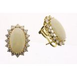 Yellow gold earrings set with opal and diamond, approximately 2 ct., G/H, VS, grade 750/000, gross