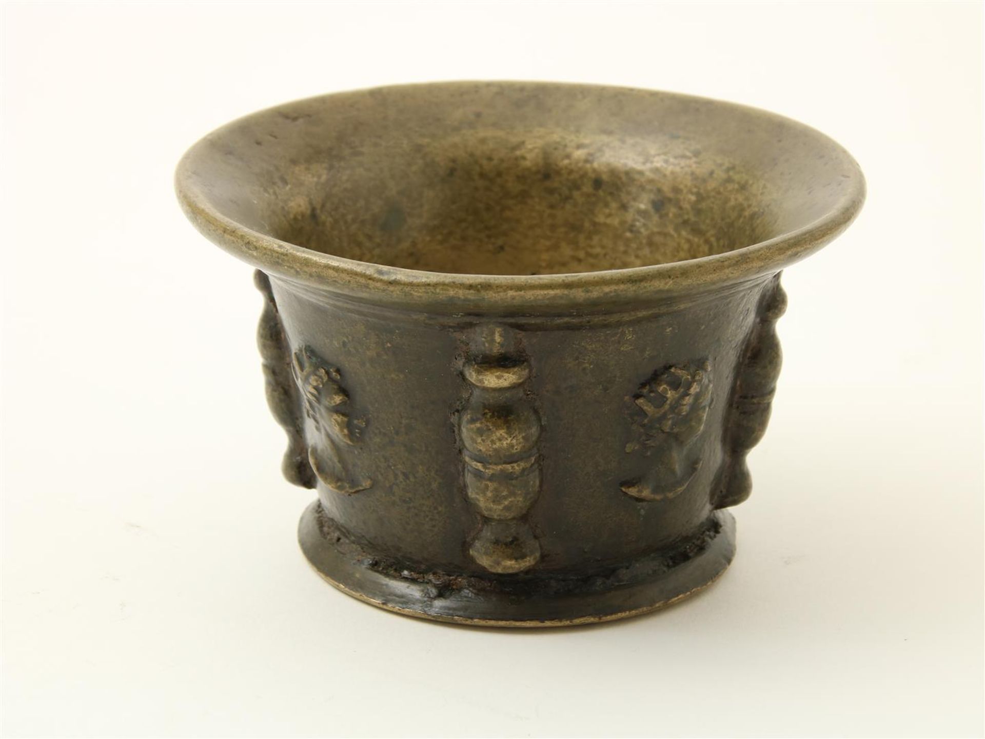 Bronze mortar decorated with ribs and portrait heads, Spain, 17th century. - Image 2 of 4