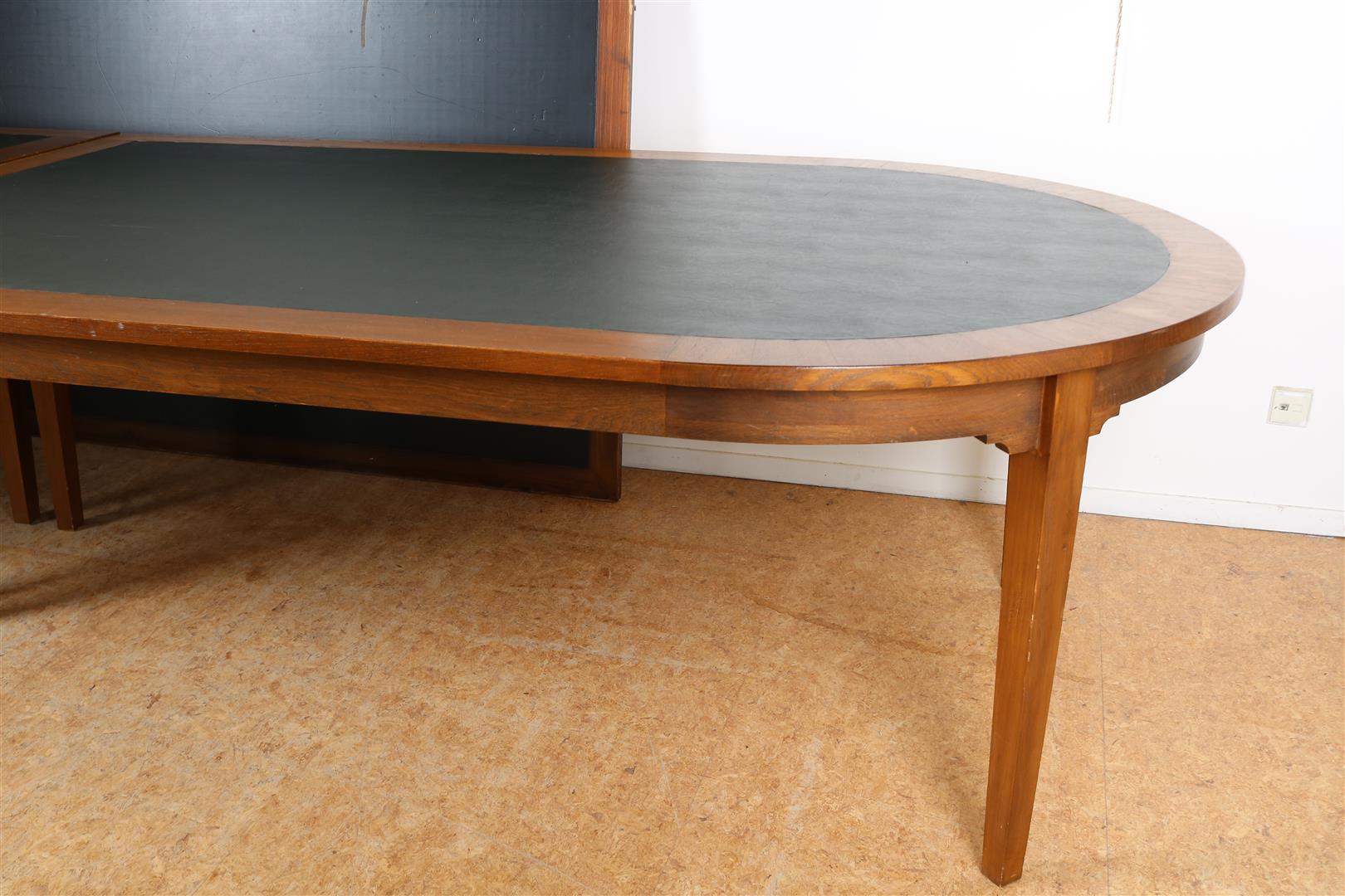 Oak conference table with black leather inlaid top on tapered legs, 78 x 440 x 136 cm. here is a - Image 4 of 5