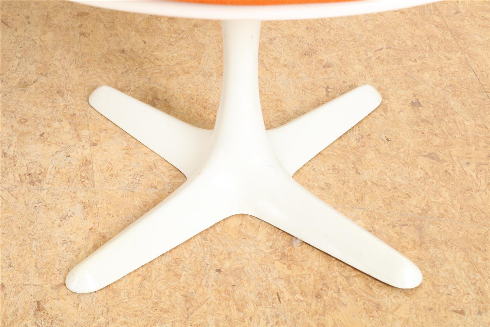 Series of 6 plastic Space Age design chairs with orange seat (user stains), marked Arkana and a - Image 5 of 9