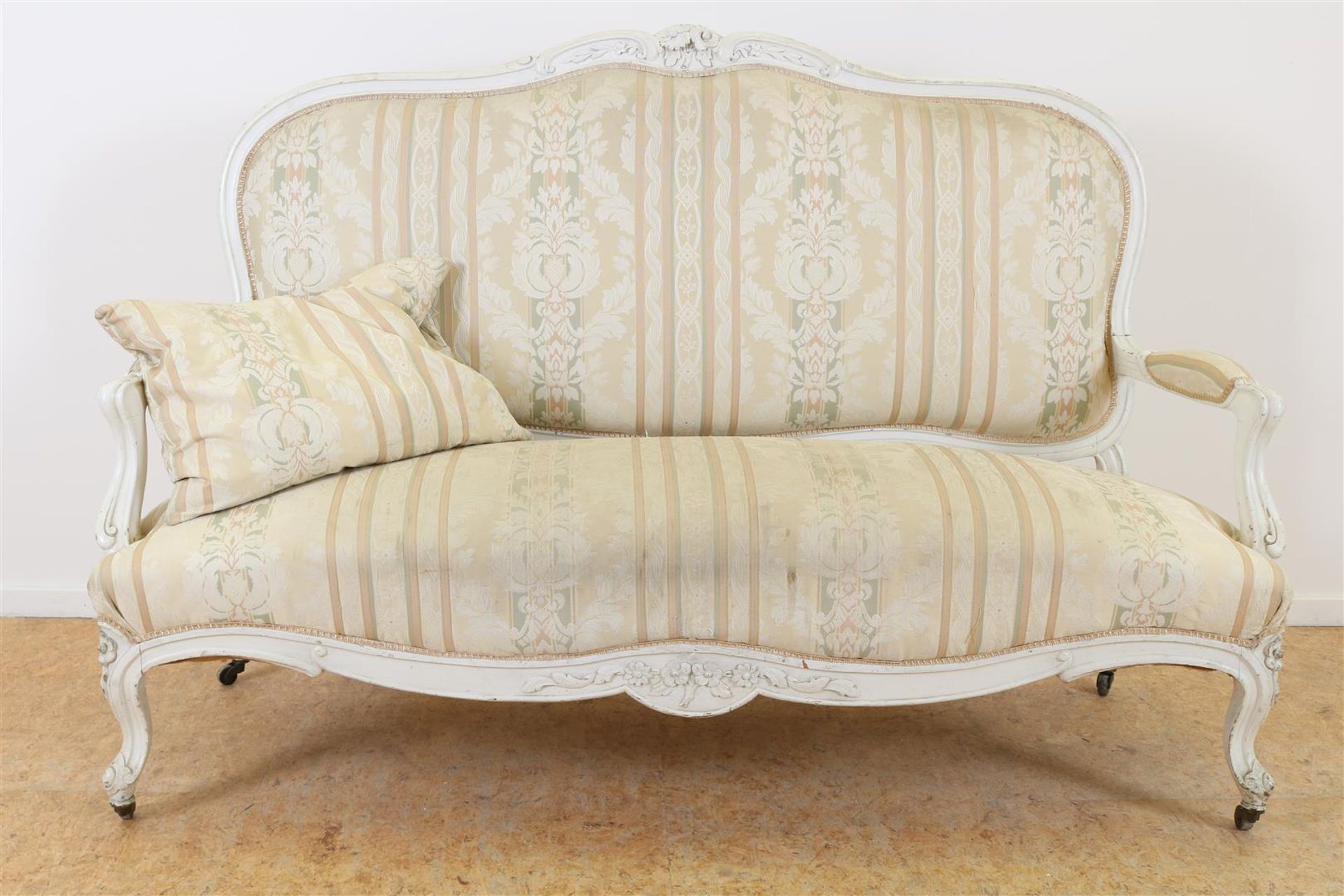 White lacquer Louis XV style sofa with carved crest and armrests, covered with damask, 110 x 163 x
