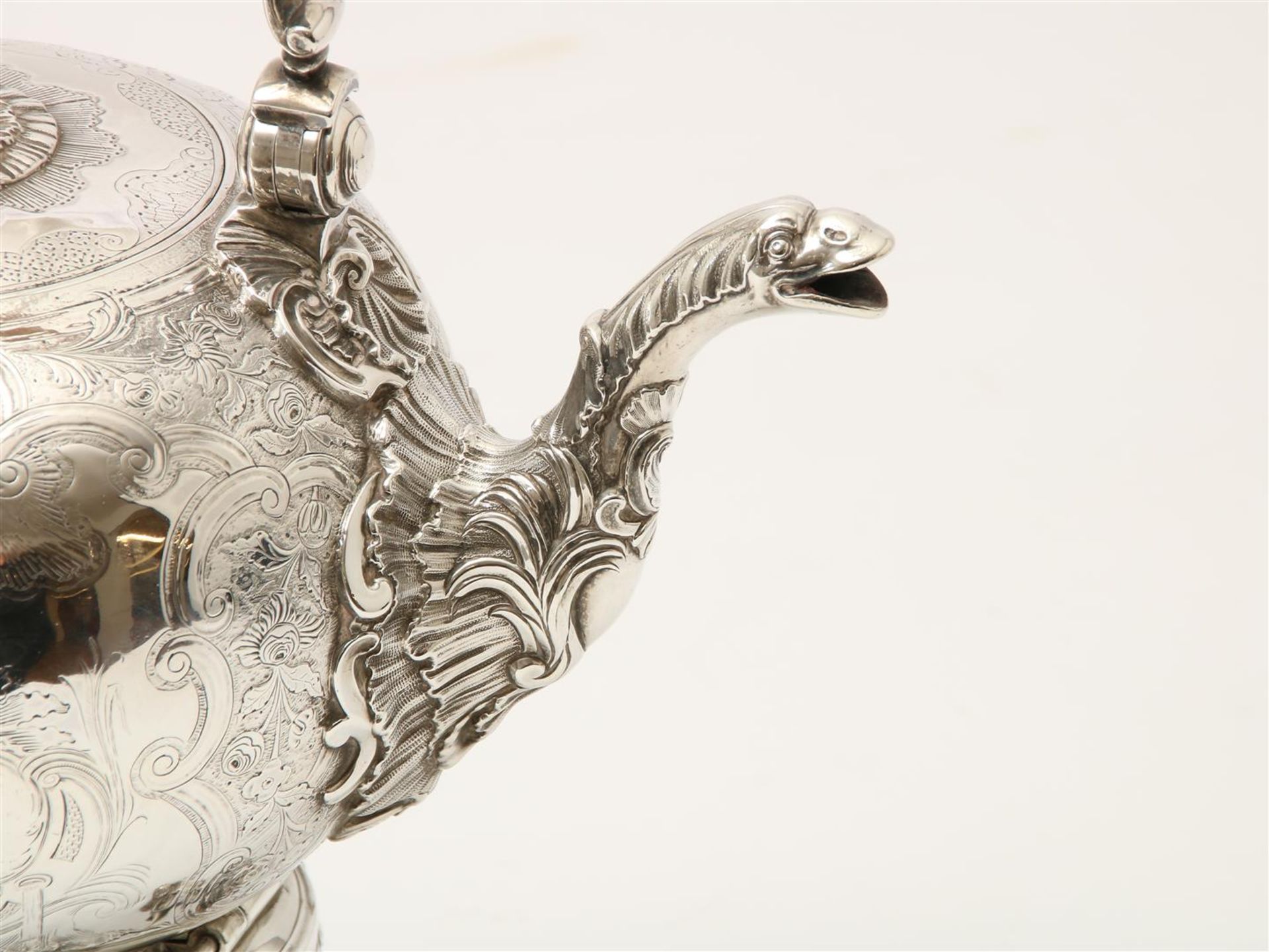 Silver Georgian teapot with engraving of C-volutes, on bouilloire decorated with mascerons and shell - Image 5 of 11