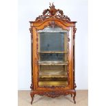 Mahogany Willem III display cabinet, crowned with a richly carved crest with a deer's head, a