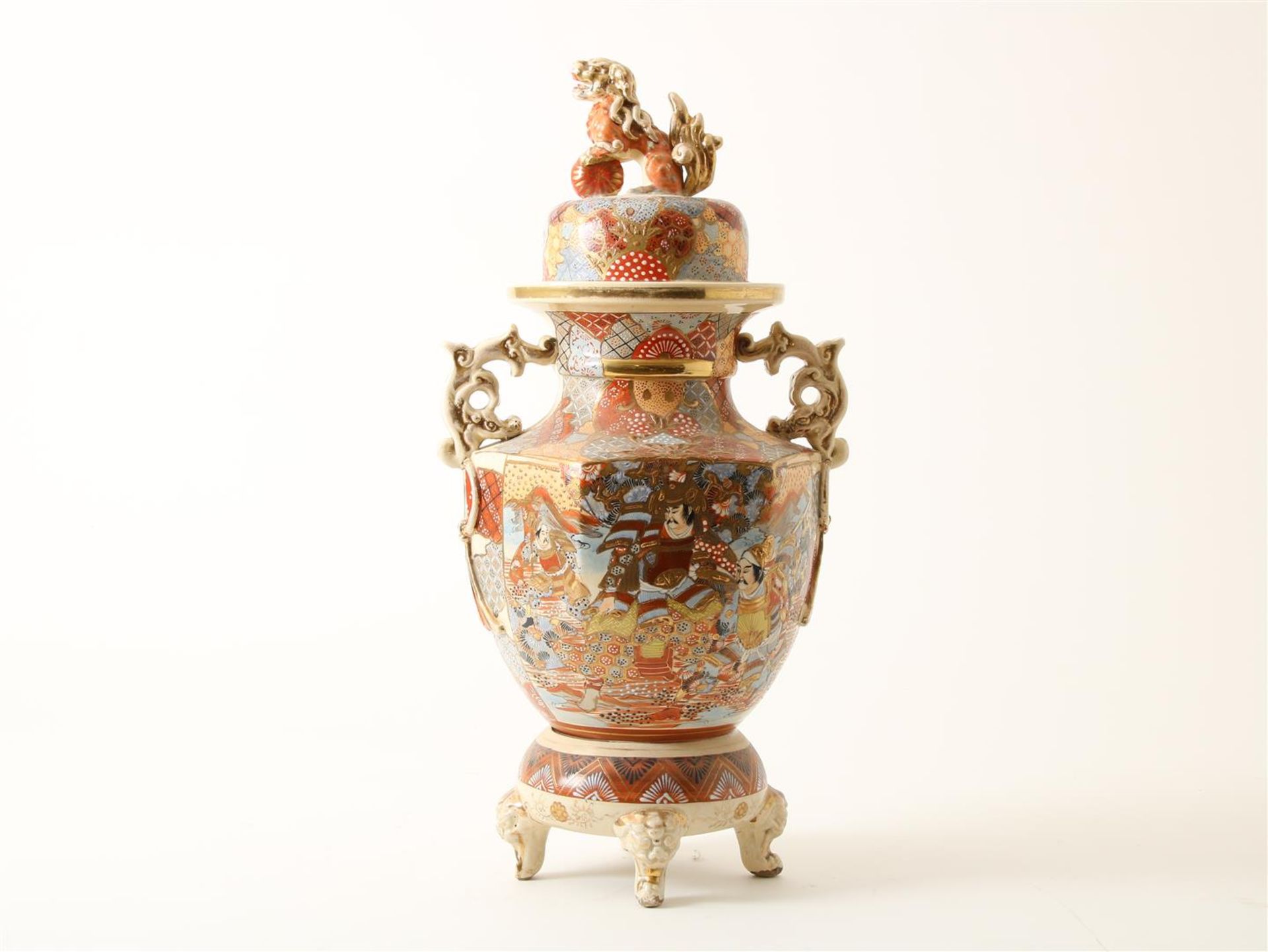 Porcelain Satsuma lid vase, lid crowned with temple lion ((glued), vase with decor of warriors in