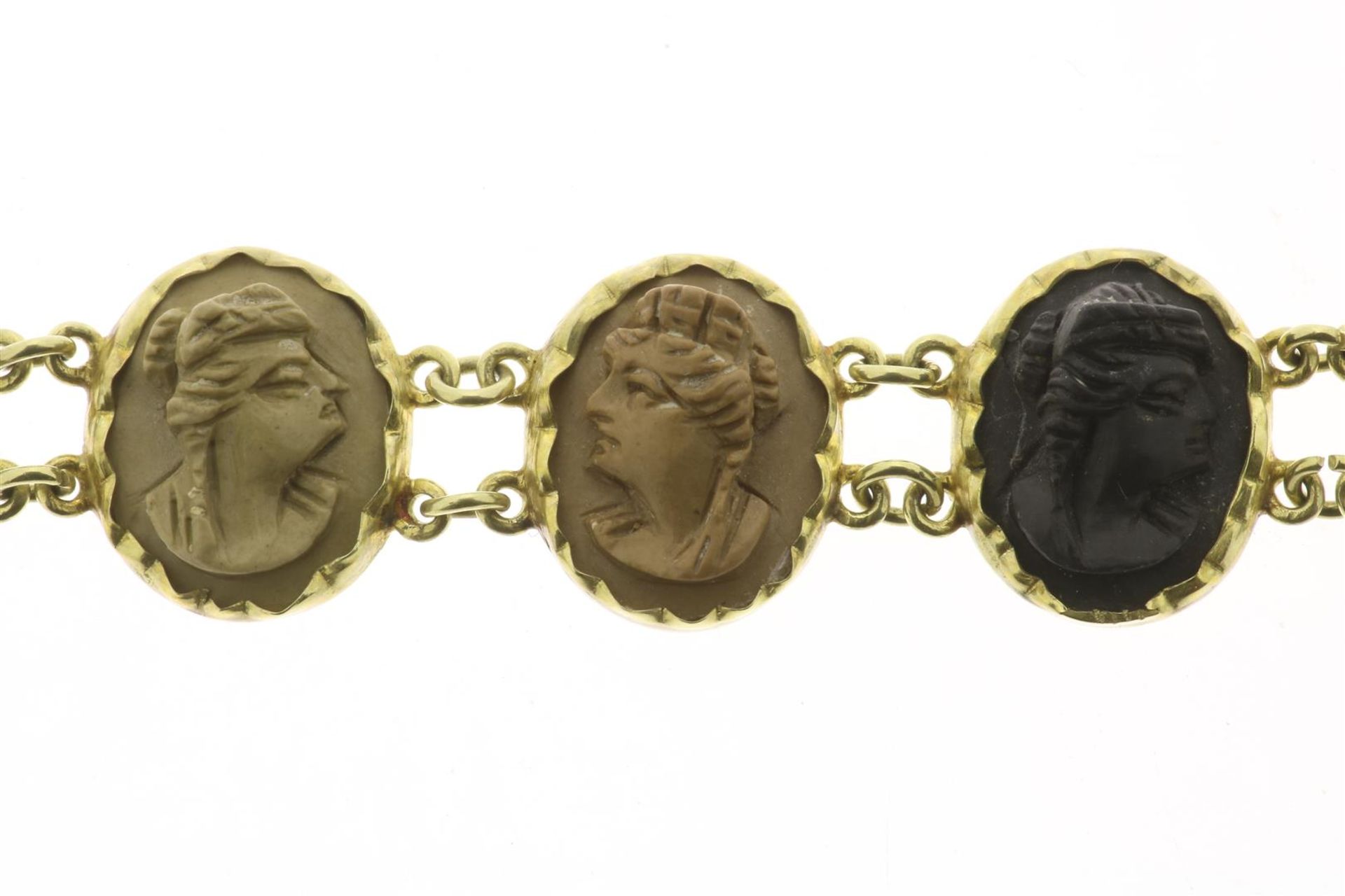 Yellow gold bracelet with lava cameo