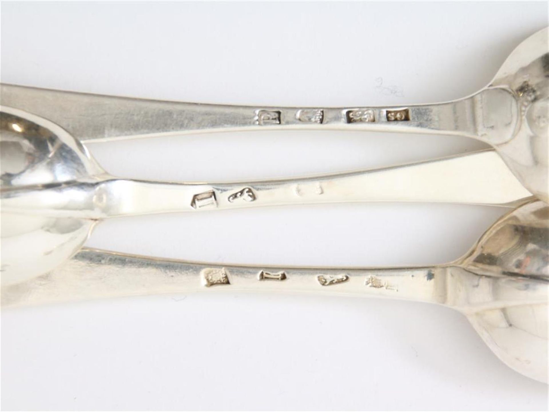 Lot with 11 silver spoons, with rat tail partly with monogram, England 18th century, gross weight - Image 2 of 2