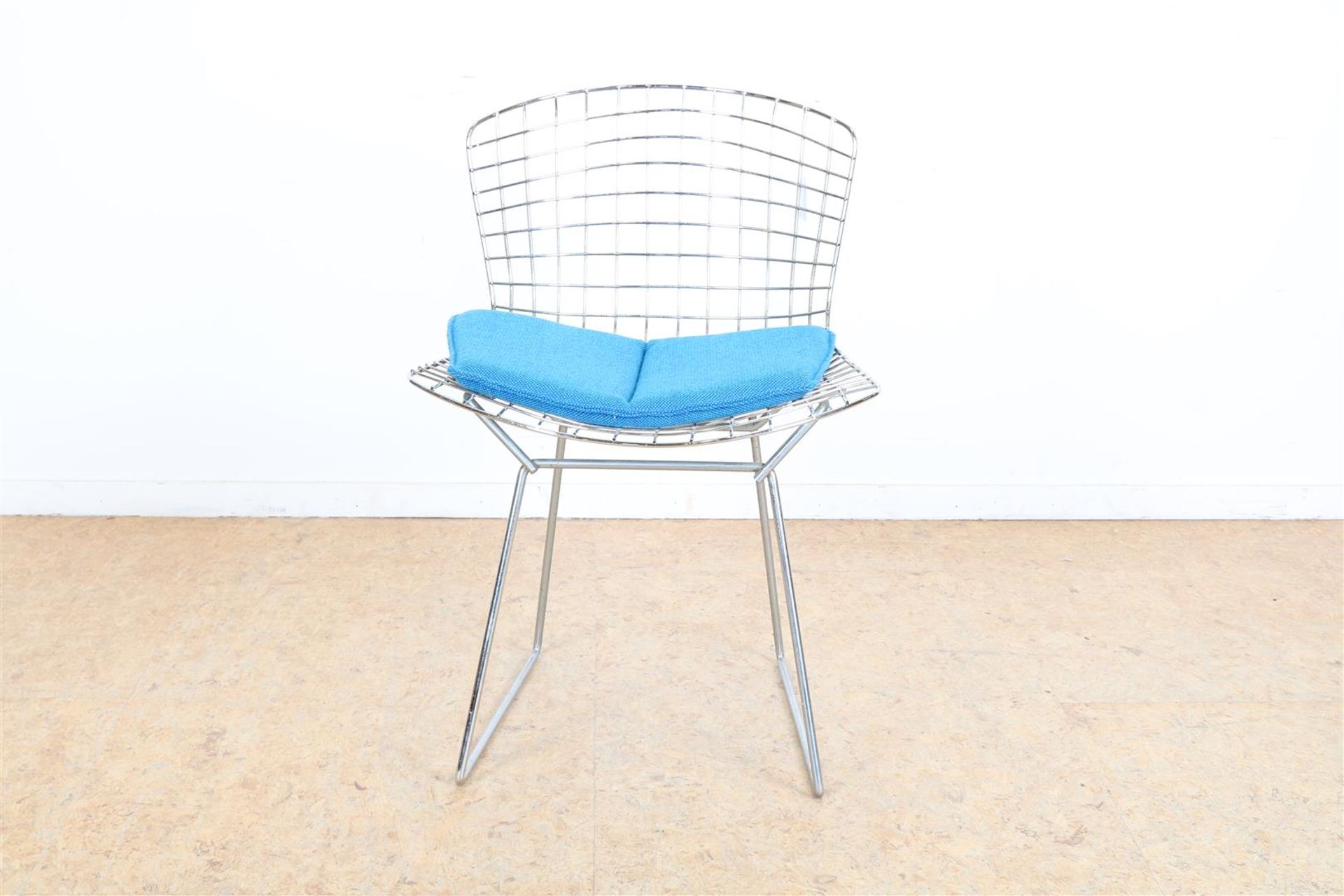 Wire steel design chair with loose seat, designed in 1952 by Harry Bertoia for Knoll, model 420. - Image 2 of 4