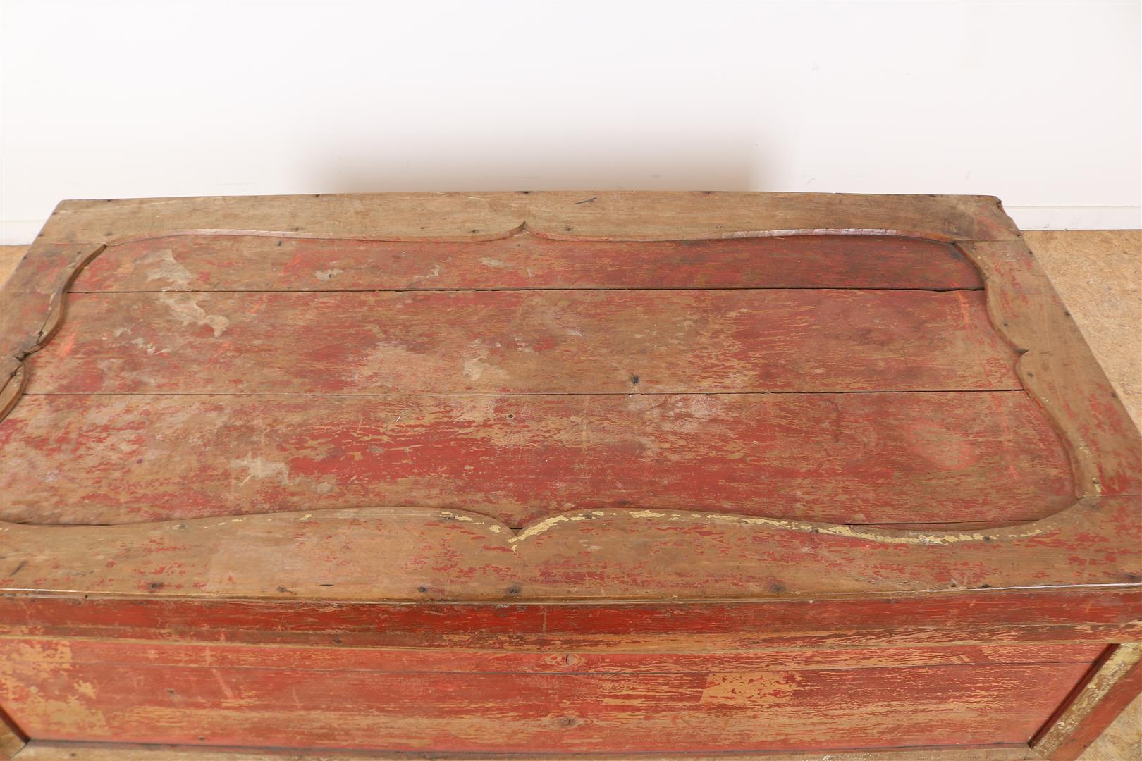 Red-painted elm wood bride's box with bronze rings, China Qing Dynasty (1644-1912), early 20th - Image 2 of 4