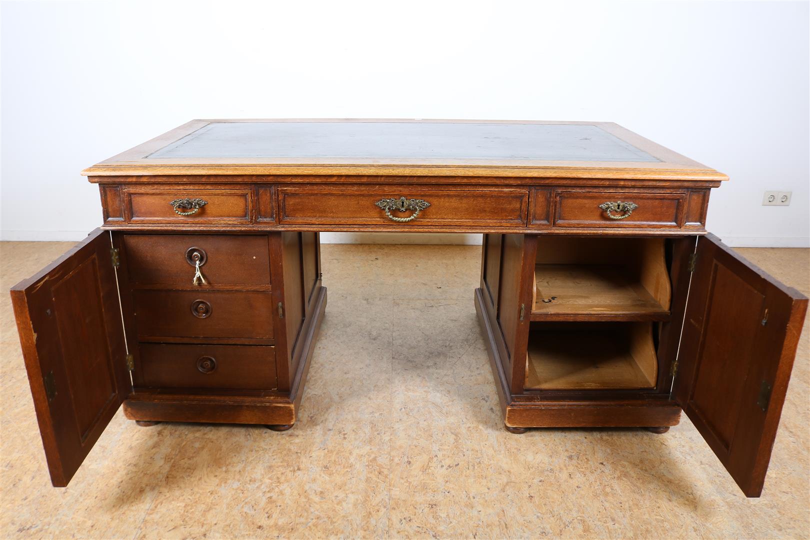 Oak partner desk with black leather inlaid top, 3 sliding drawers and 4 panel doors, late 19th - Image 2 of 5