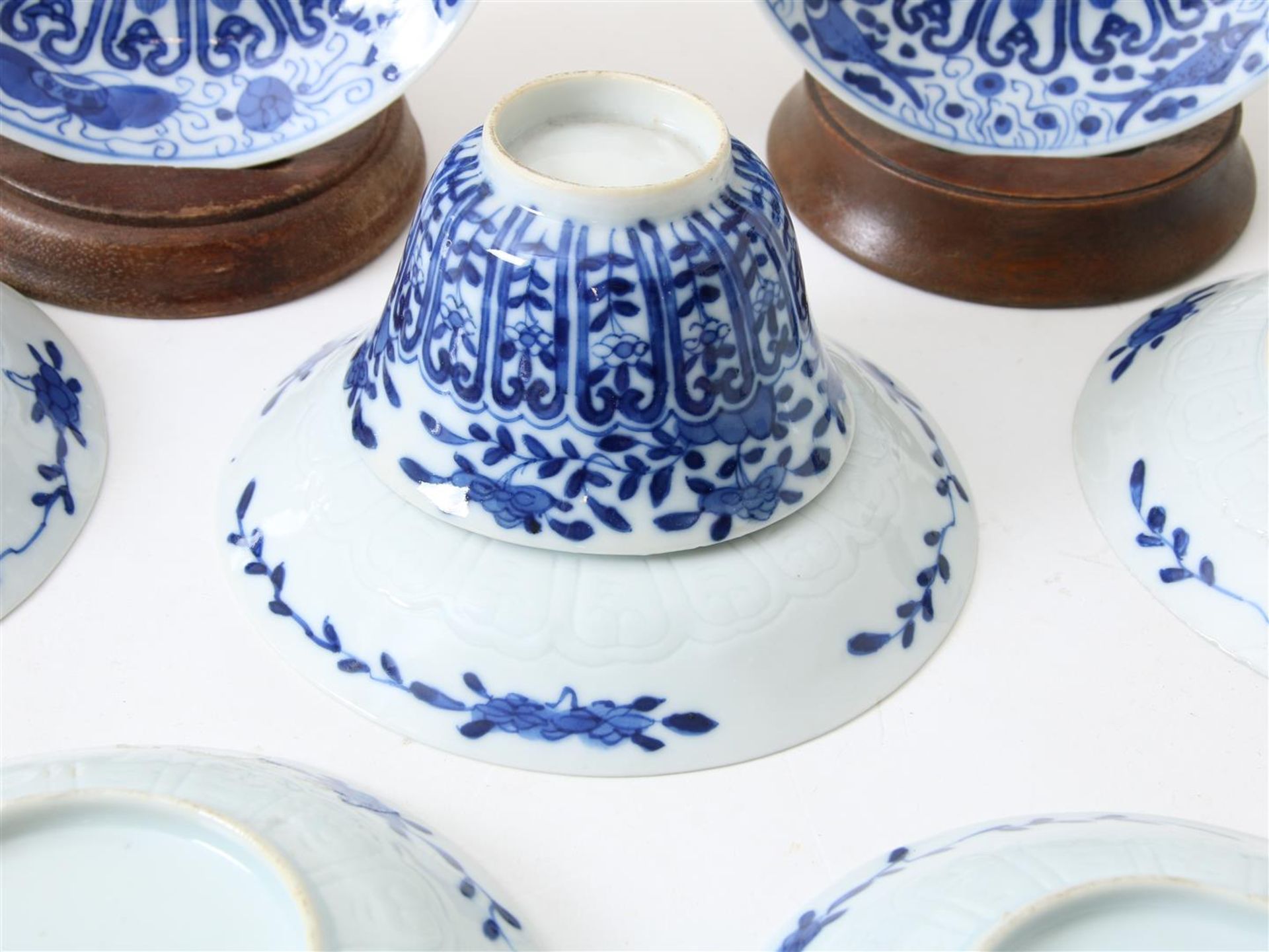 Set of 12 cups and 11 saucers, China  - Bild 17 aus 19