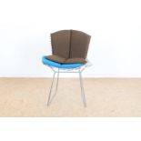 Wire steel design chair with loose seat, designed in 1952 by Harry Bertoia for Knoll, model 420.