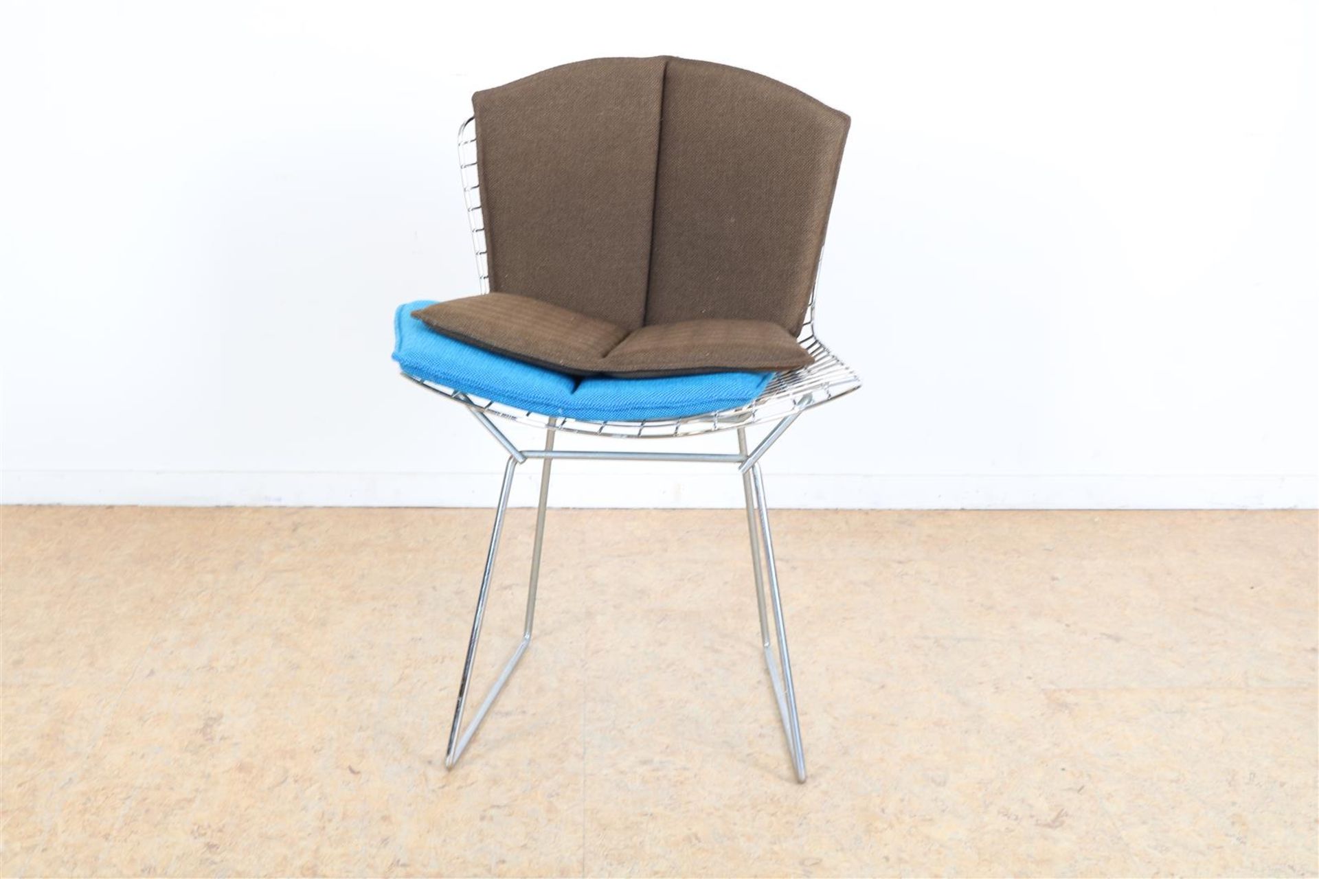 Wire steel design chair with loose seat, designed in 1952 by Harry Bertoia for Knoll, model 420.