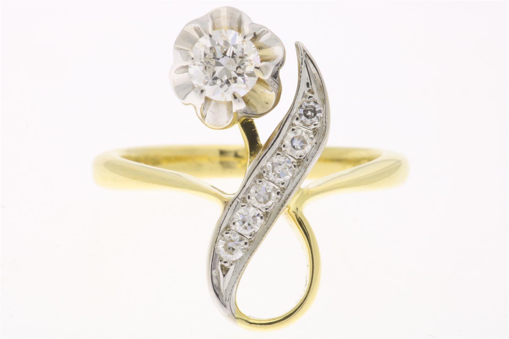 Bicolor gold ring set with diamonds, old brilliant cut and single cut, approximately 0.4 ct., F/G,