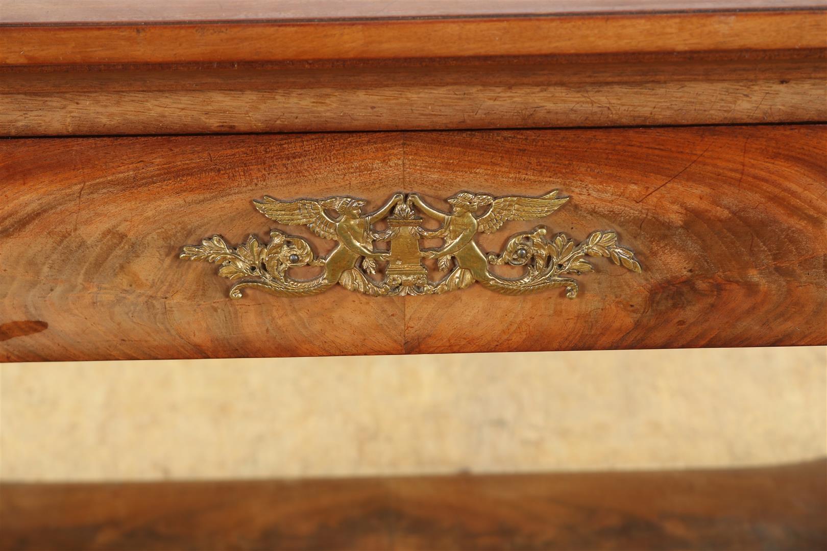 Mahogany Empire trumeau with plinth drawer on volutes with carved acanthus leaves, 2 side leaves and - Image 4 of 8
