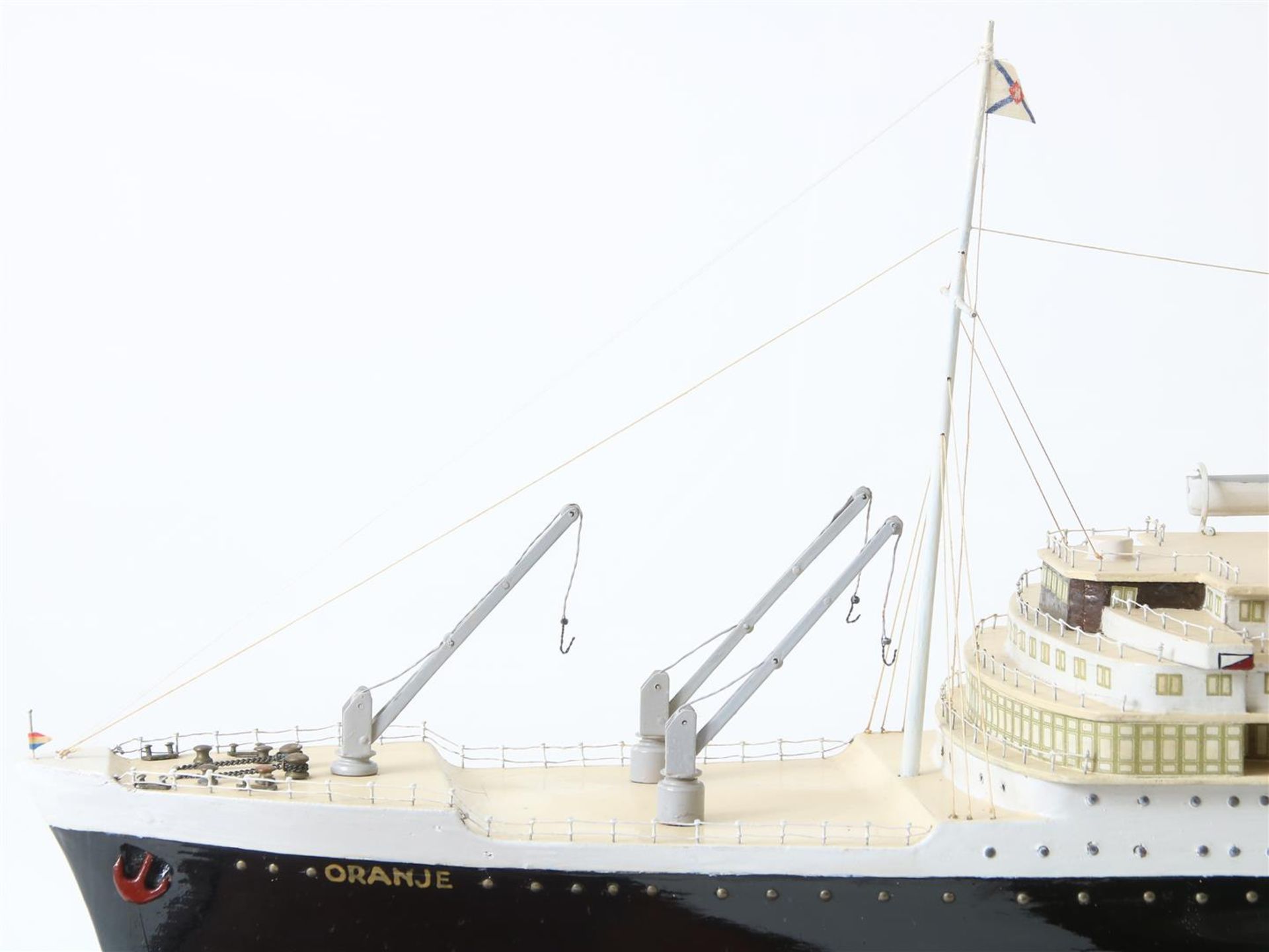 Model ship of 'De Oranje', in glass display case, 20th century, 38 x 107 x 27 cm. - Image 4 of 5