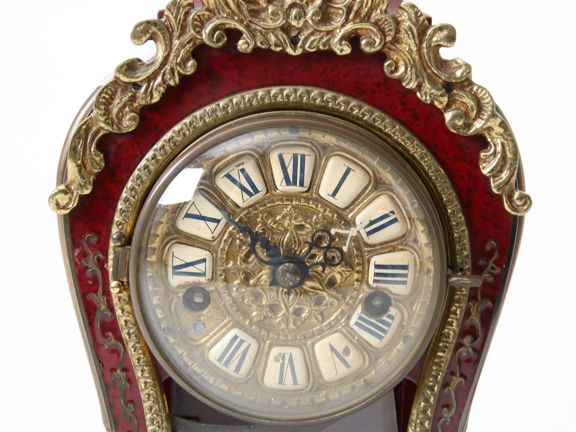 Table mantel clock in red lacquer case, Louis XVI style, with bronze frames and sundial pendulum, ( - Image 2 of 3