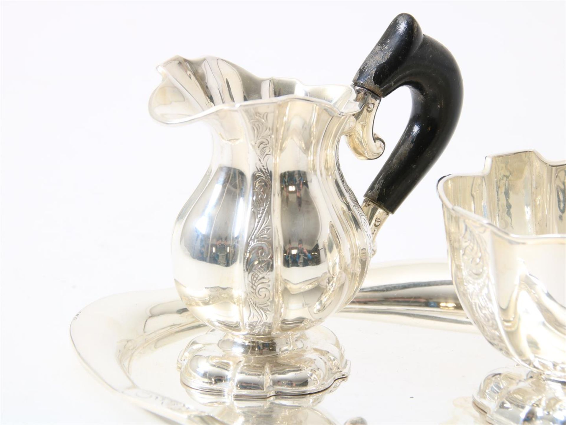 Silver cream set, consisting of milk jug and sugar bowl on tray, grade 835/000, gross weight 260 - Image 2 of 4