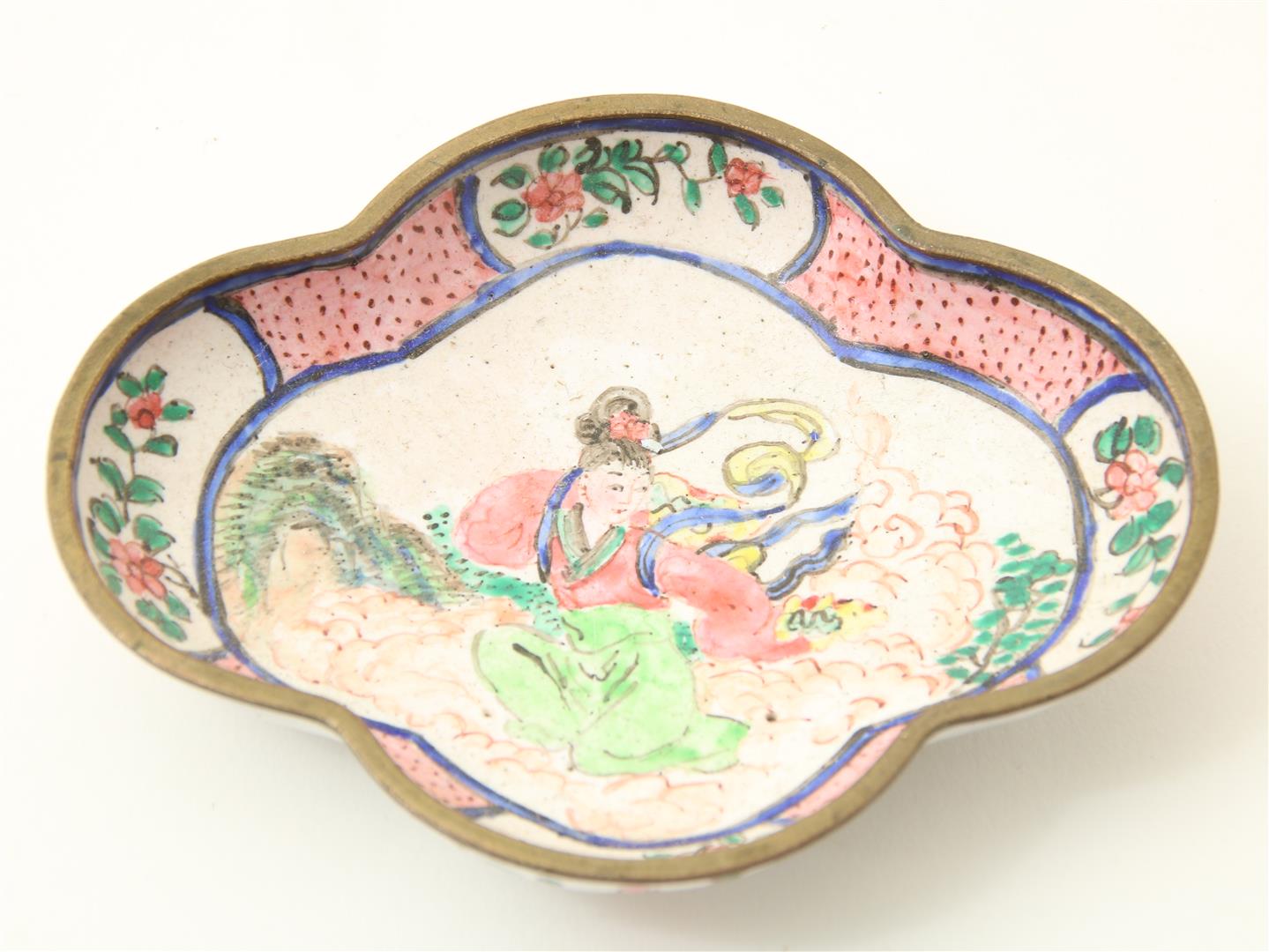 Series of 2 Canton enamel quatrefoil dishes in clover shape with decor of a lady in landscape, - Image 2 of 4