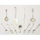 Lot of silver spoons, including 6 teaspoons, cake server and tea thumb, souvenir spoon with