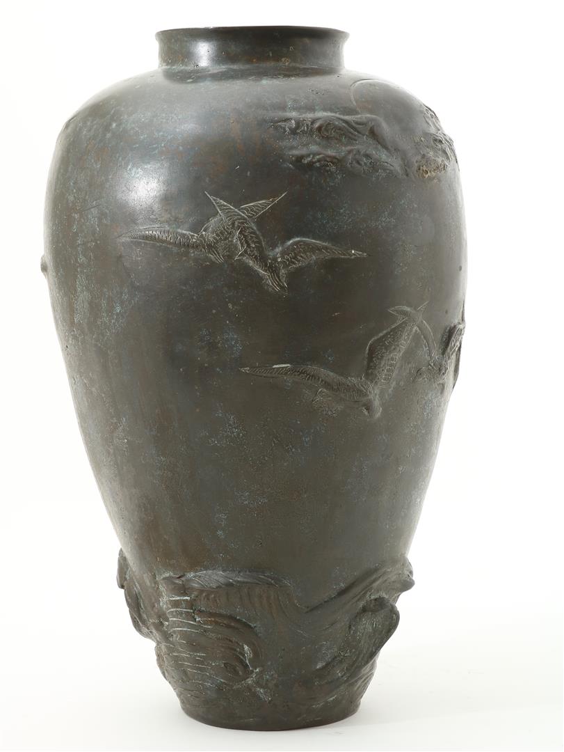 Bronze vase with relief decoration of birds above the sea, Japan, Meiji period (1868-1912), height - Image 2 of 5