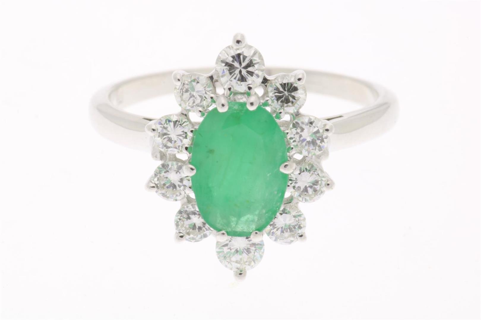 White gold ring set with emerald and diamond, brilliant cut, approx. 0.6 ct., F/G, VS/SI, grade