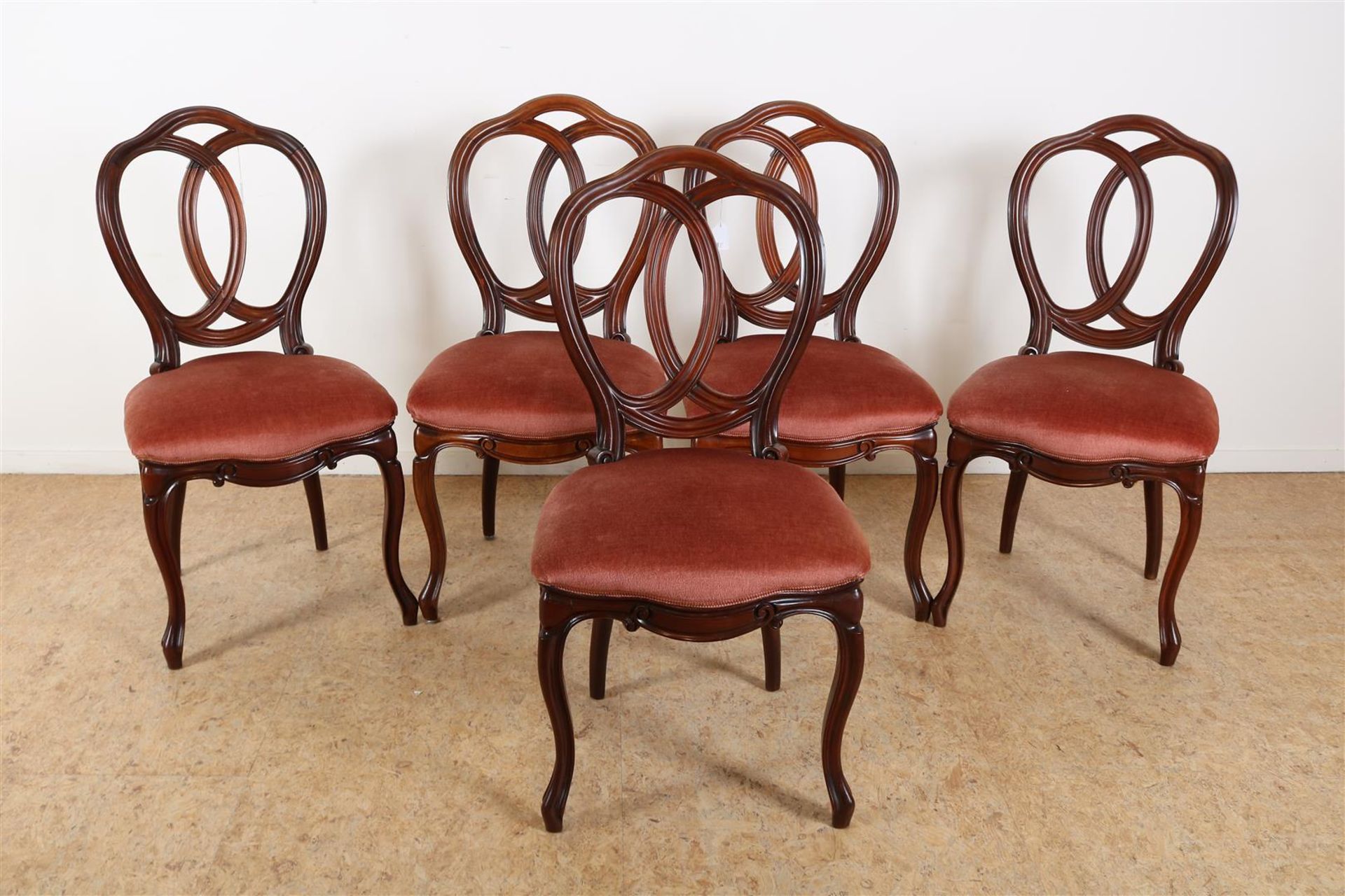 Set of 5 oak pretzel chairs with pink velvet, early 20th century.