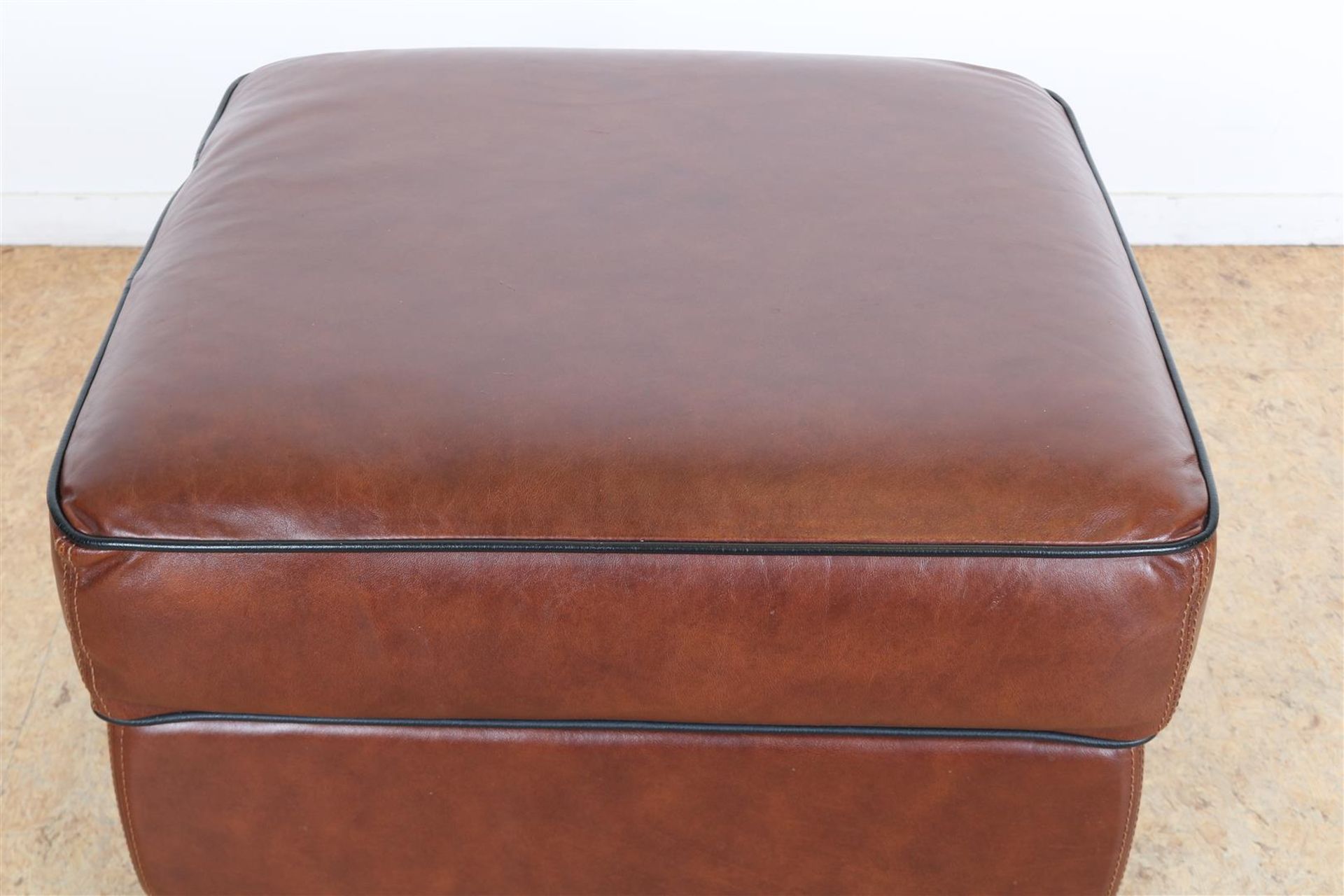 Sheep leather footstool/hooker with black piping on wooden legs, 43 x 62 x 62 cm. - Image 2 of 4