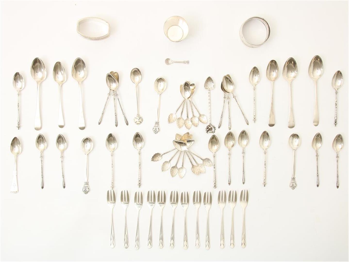 Lot of silver spoons consisting of various teaspoons, cake forks, 2 napkin rings, cup, etc. Dutch