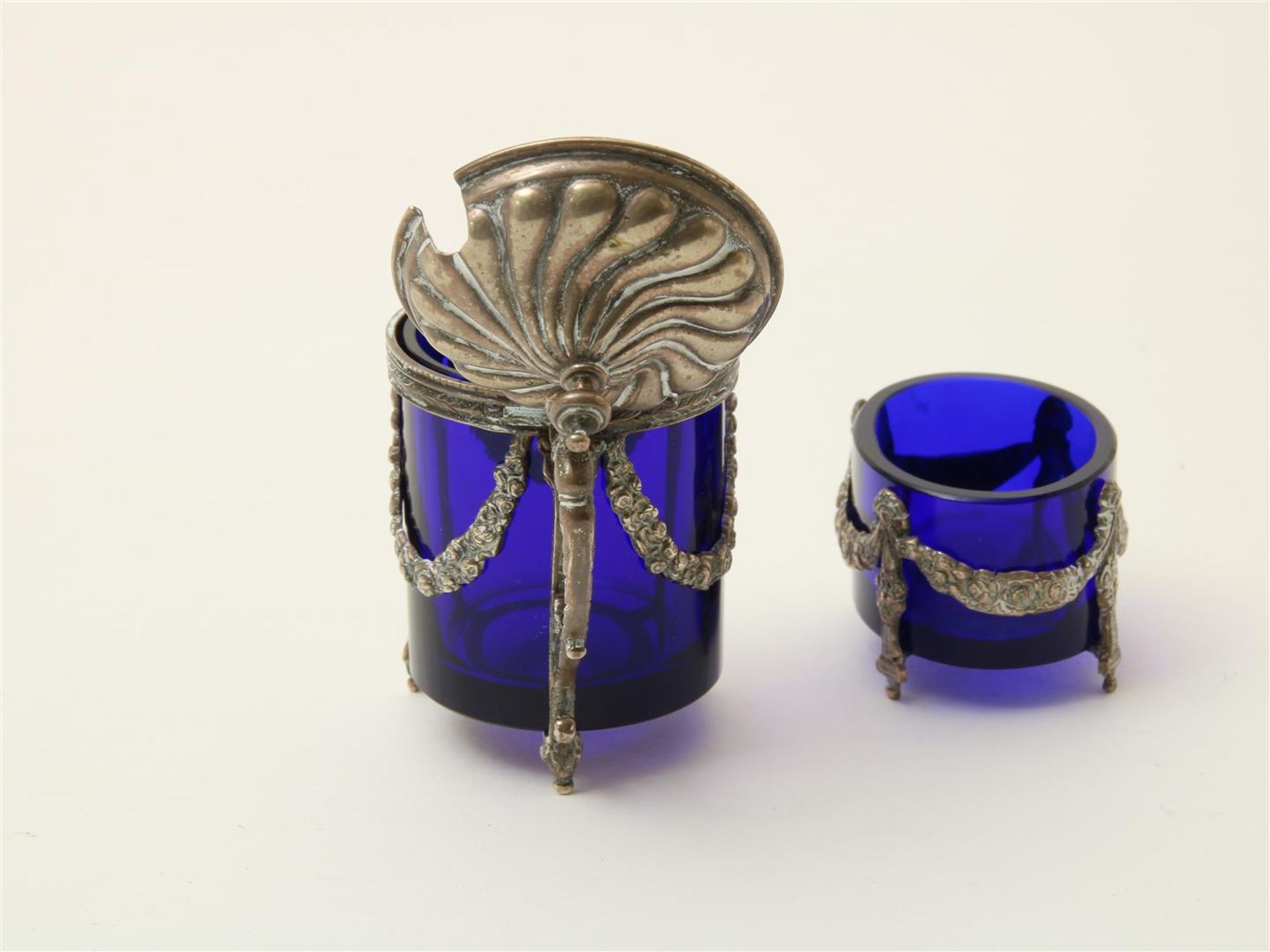 Silver mustard pot and salt shaker with blue glass inner container, Dutch hallmarked. - Image 3 of 3