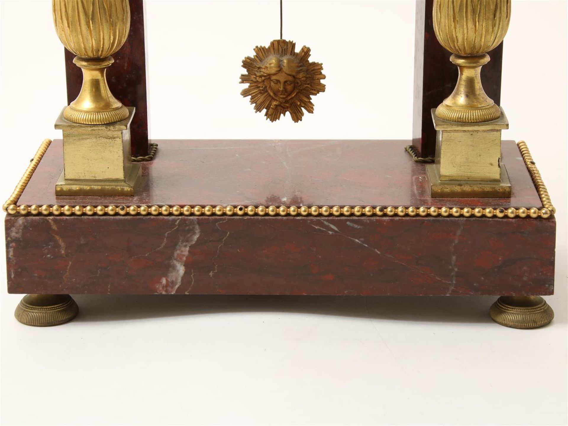 Red marble -Griotte marble- Empire portal mantel clock (Pendule portique) with ormolu ornaments, - Image 5 of 5