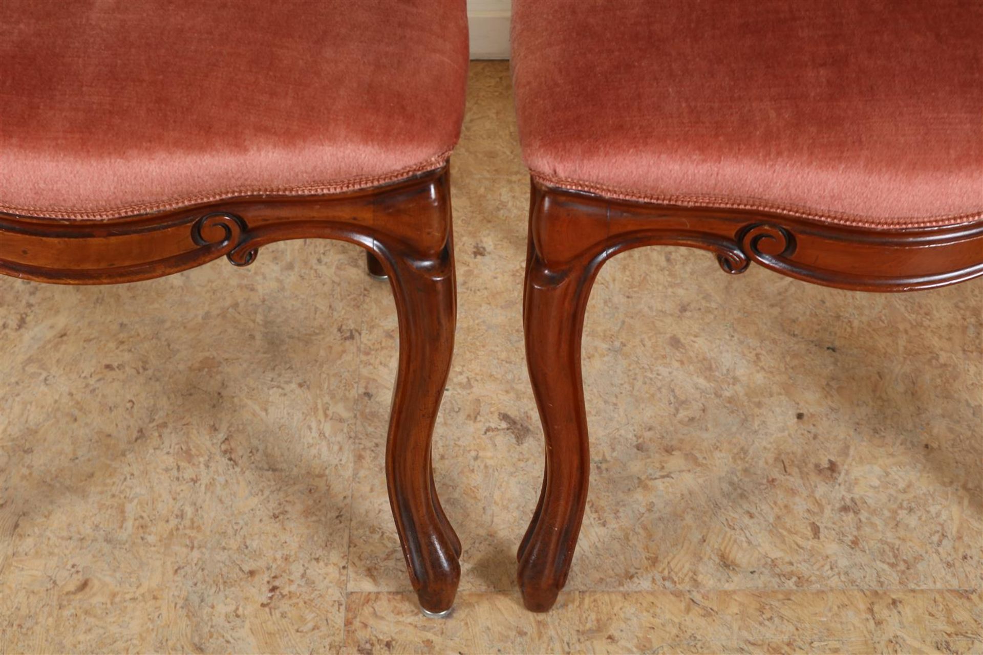 Set of 5 oak pretzel chairs with pink velvet, early 20th century. - Image 4 of 5