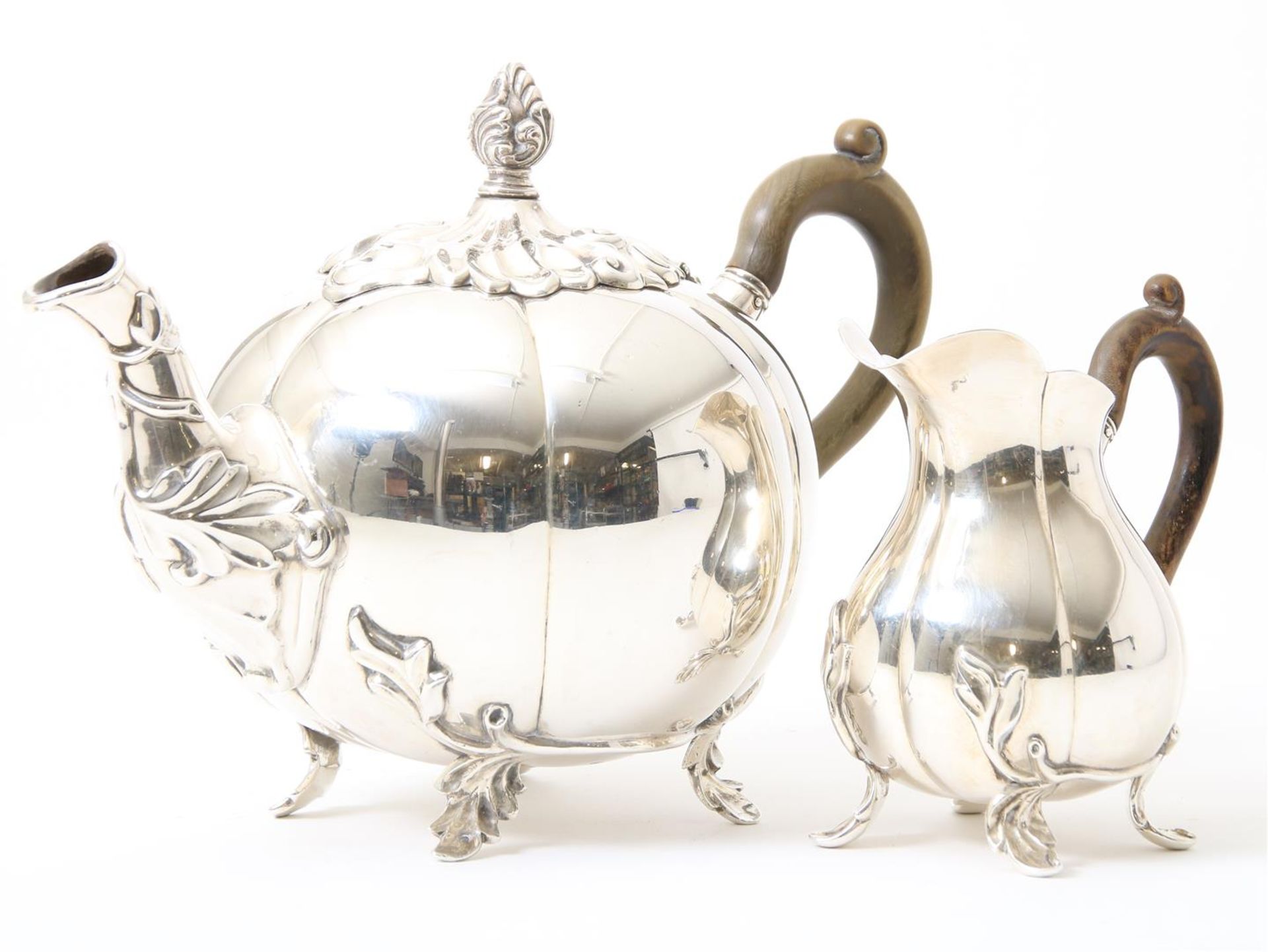 Silver teapot and milk jug, store brand: Bonebakker.