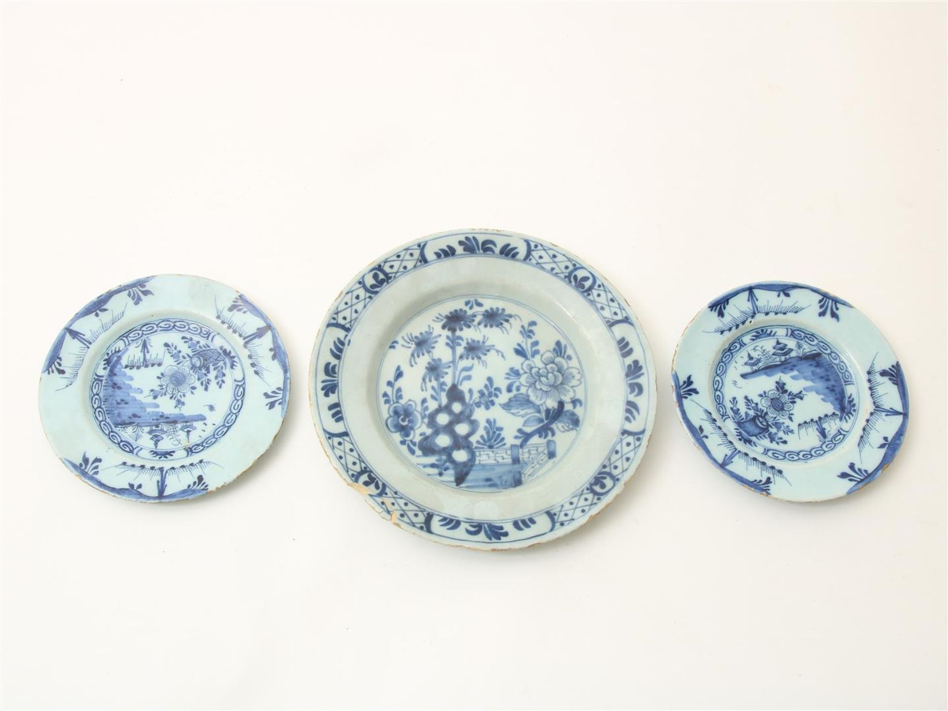 Lot with 3 plates