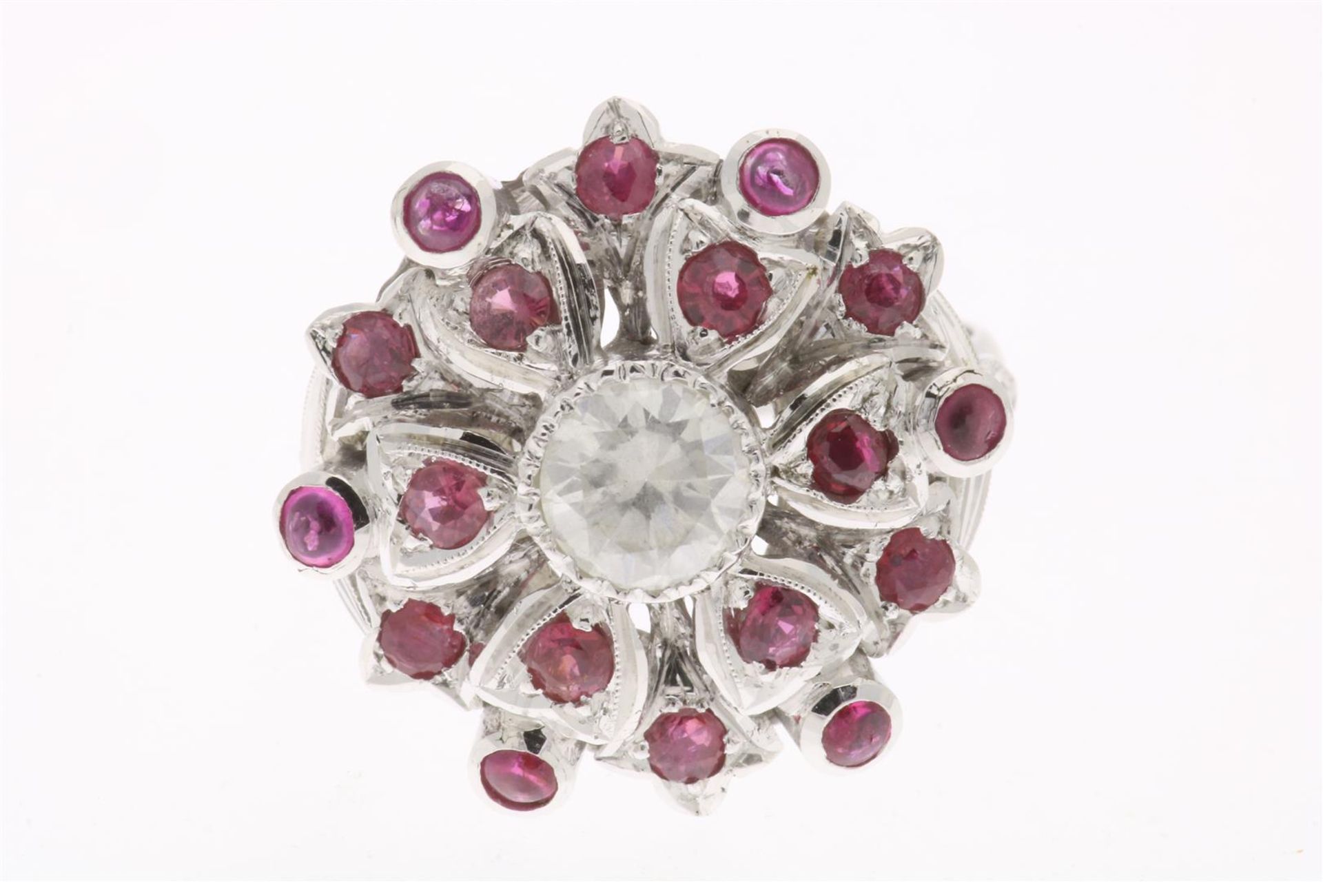 White gold ring with ruby and diamond, brilliant cut