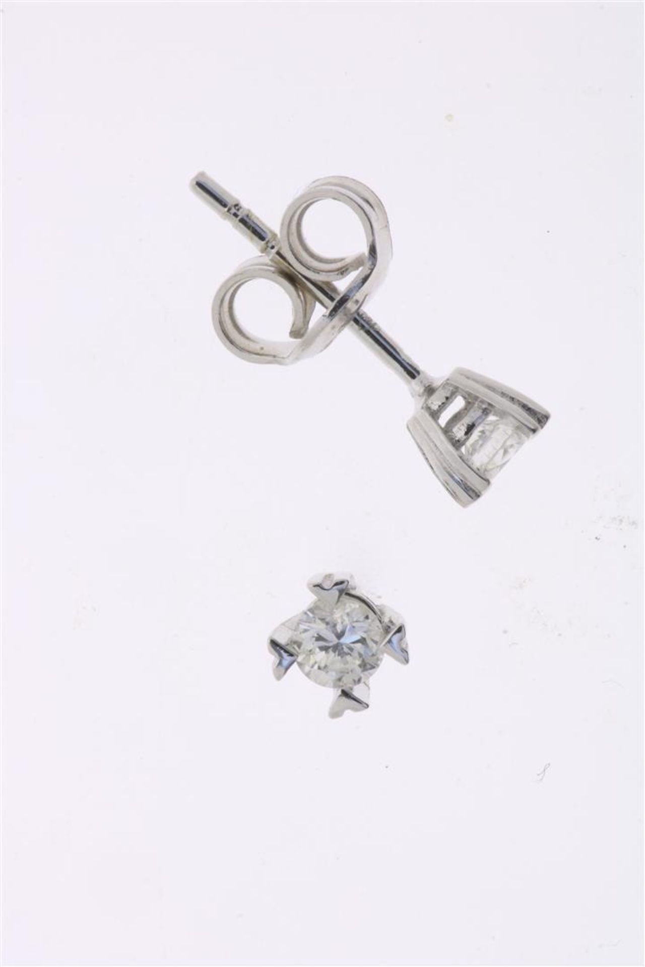 White gold solitaire ear studs set with brilliant cut diamond, approximately 0.22 ct., F/G, VS/SI,