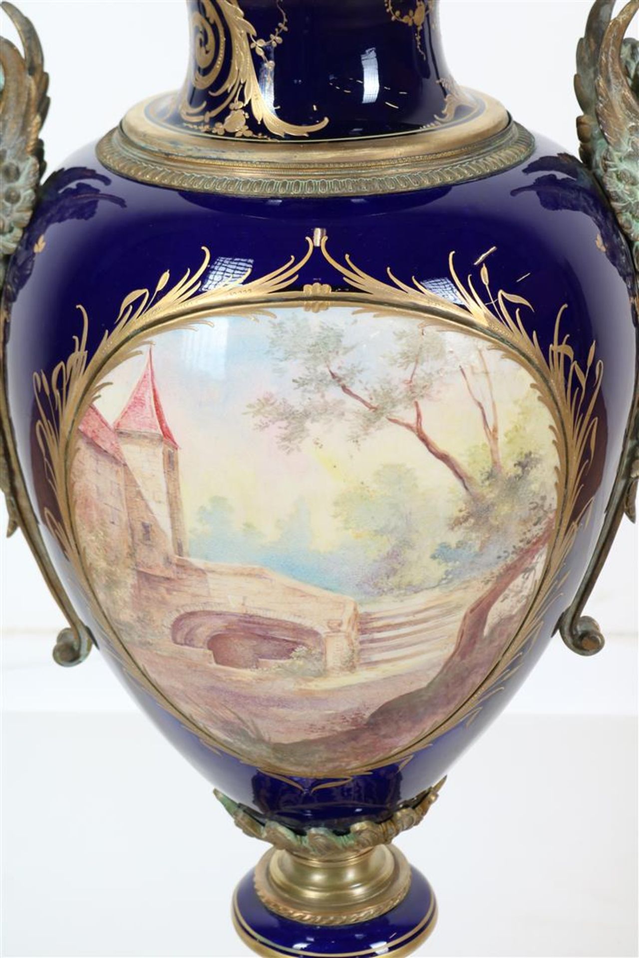 Porcelain Sevres urn vase with fixed lid, double painted decor of romantic scene of figures in - Image 7 of 8