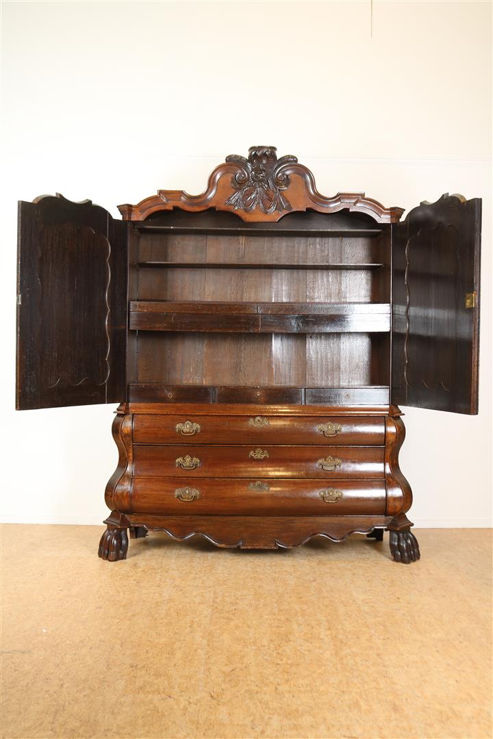 Oak Louis XV cabinet with contoured hood with carved crest, 2 panel doors on 3 curved drawers - Image 2 of 6