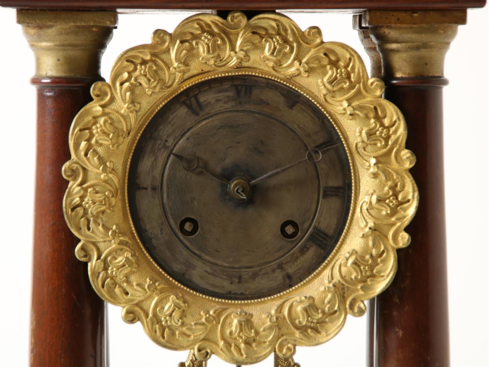Empire column mantel clock with bronze dial in mahogany case, 19th century, height 41 cm. - Image 2 of 5
