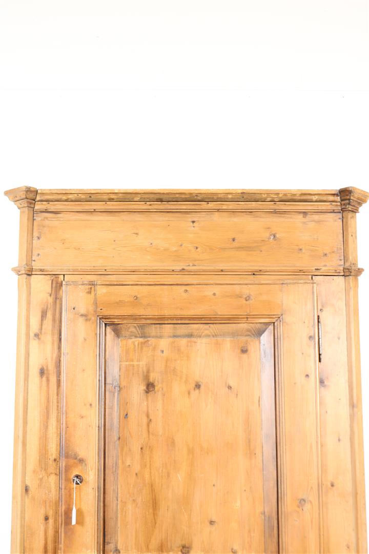 Pine linen cupboard, so-called harness cupboard with straight hood, a panel door and a plinth - Image 3 of 4