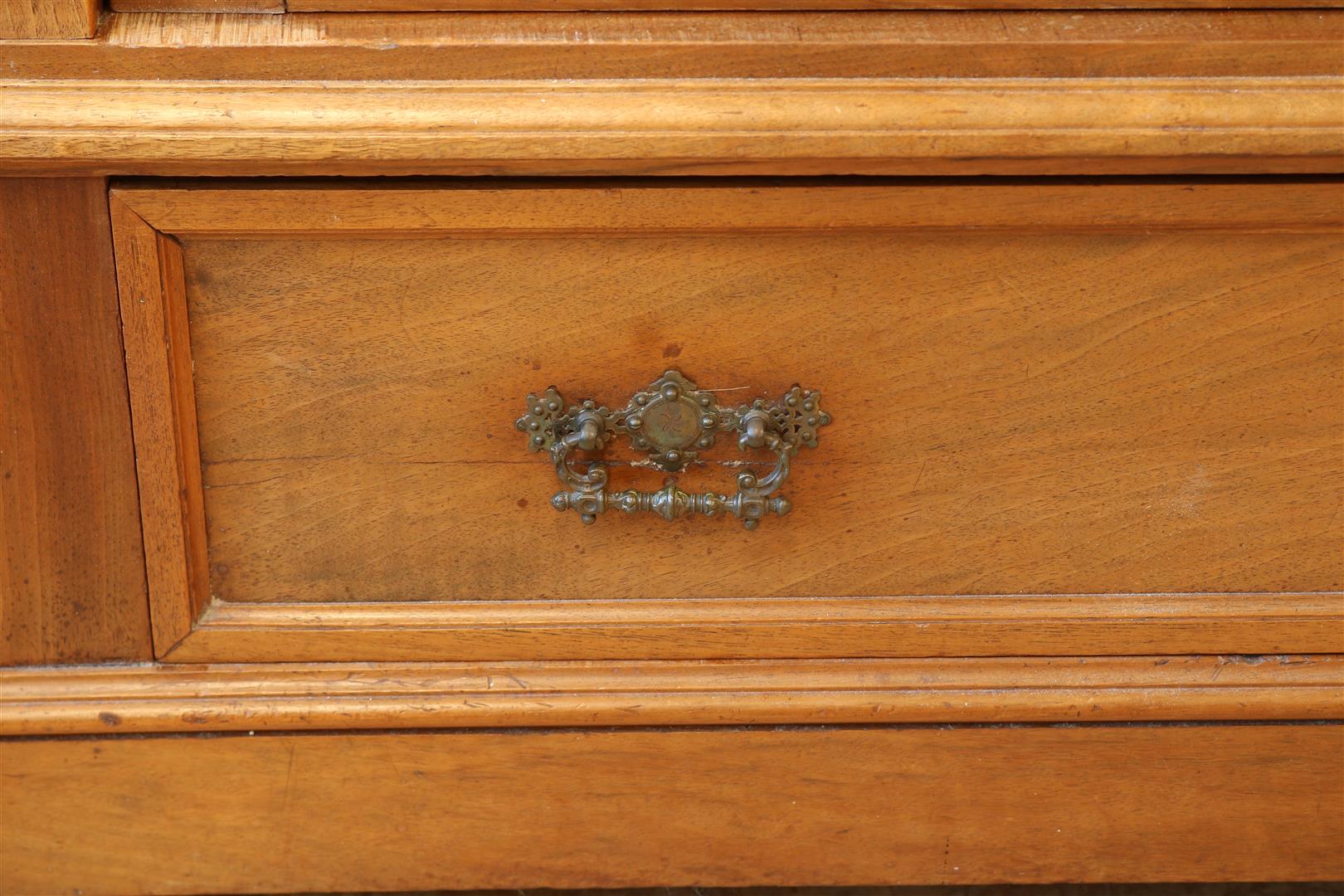 Mahogany breakfront linen cupboard with straight hood, a mirror door and 2 panel doors and 3 - Image 4 of 4