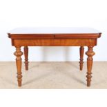 Mahogany sliding table with 6 extendable leaves on turned legs, late 19th century, 79 x 136 x 98 cm.