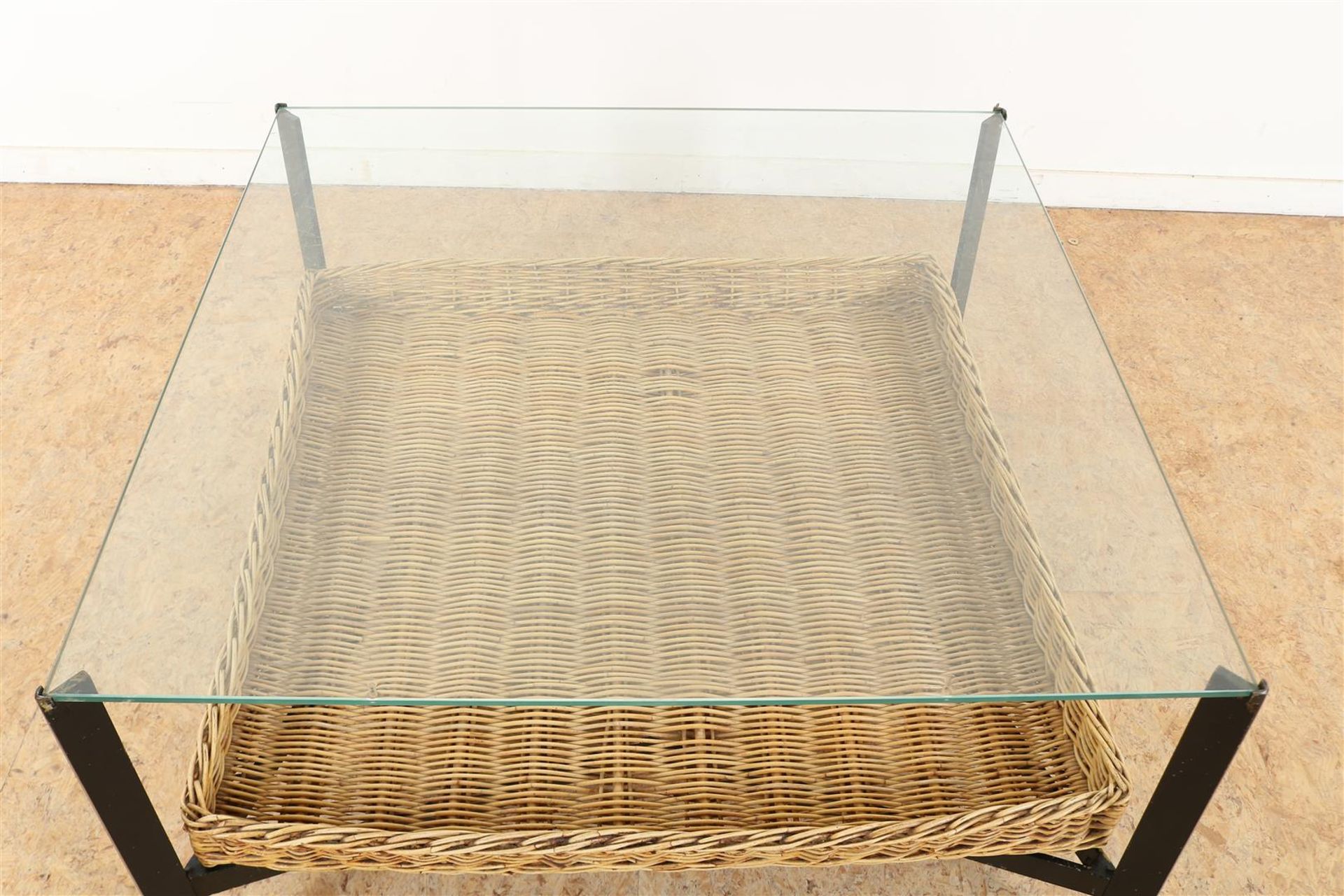 Coffee table with glass top on black metal base and wicker shelf, 38 x 77 x 77 cm. - Image 2 of 4
