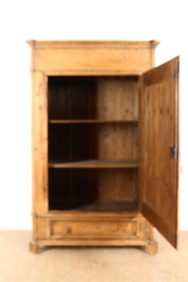 Pine linen cupboard, so-called harness cupboard with straight hood, a panel door and a plinth - Image 2 of 4