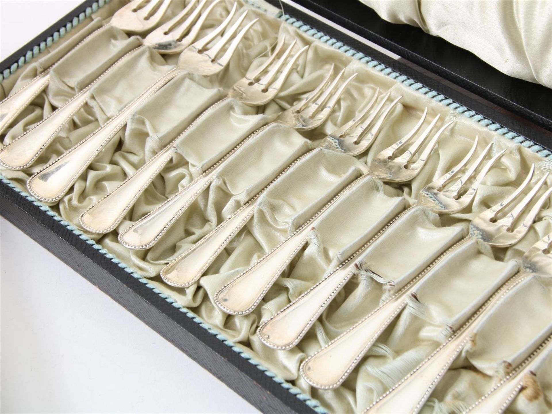 A lot of 12 silver forks decorated with a pearl edge in a cassette and 6 fruit knives and fruit - Image 3 of 3