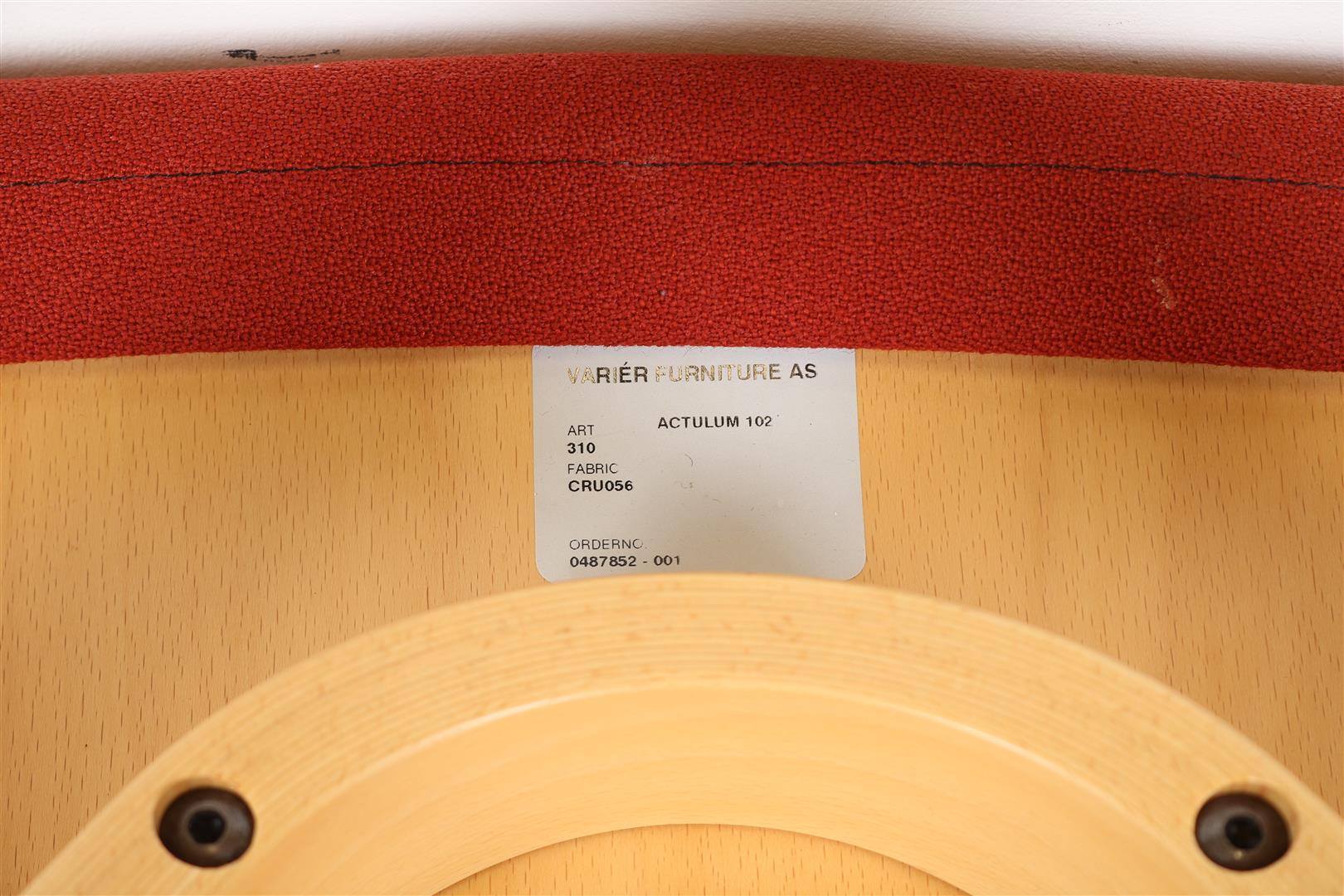 Beech wood balance chair with red upholstery, Peter Opsvik for Stokke Varier, model Aculum, Norway. - Image 5 of 5
